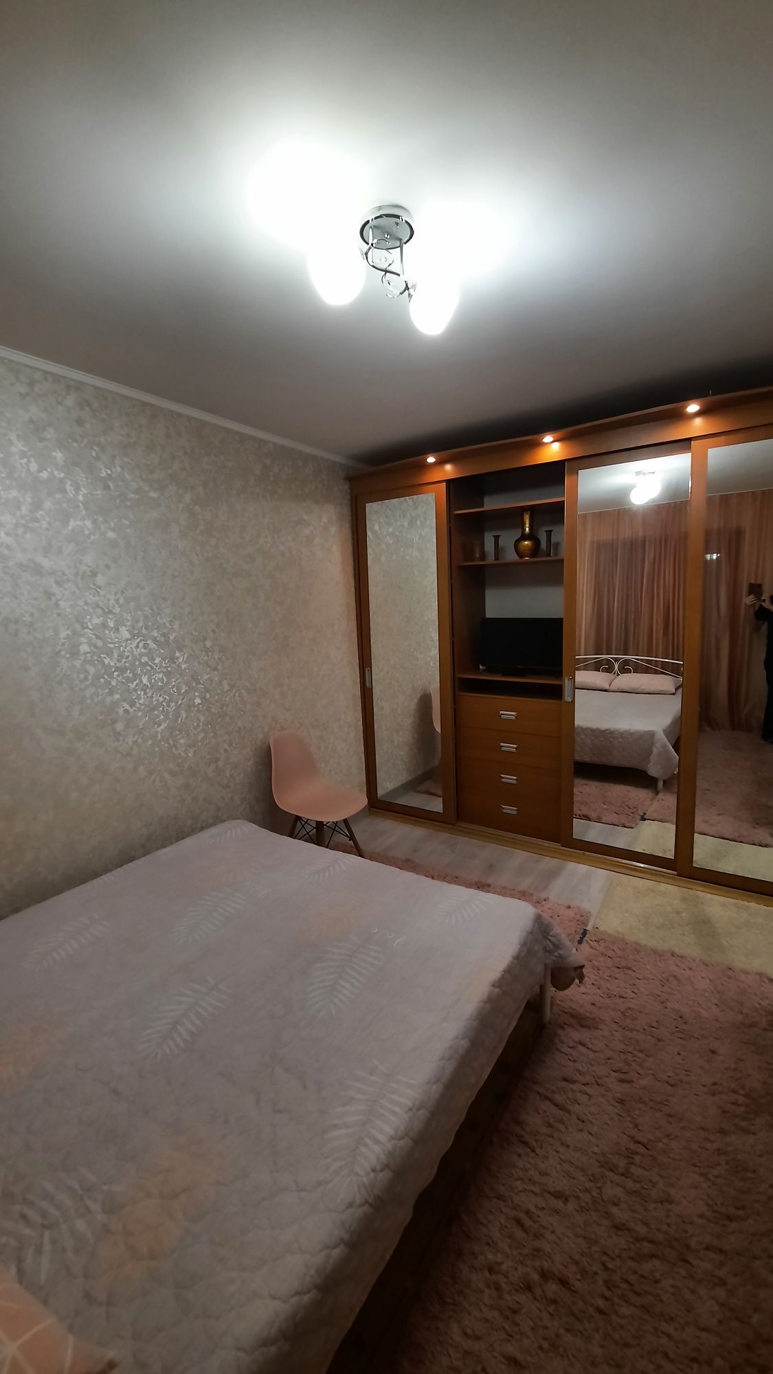 Сдаю 2к.кв посуточно Олега Ольжича 3д