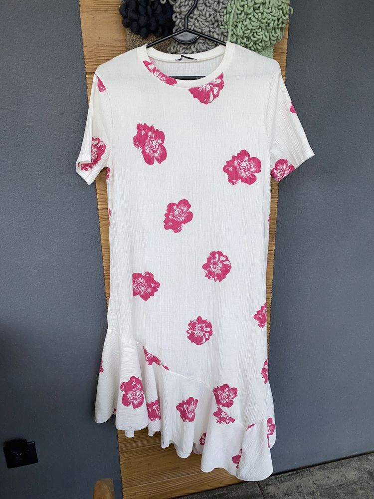 Biała sukienka w różowe kwiaty asymetryczna Zara 36