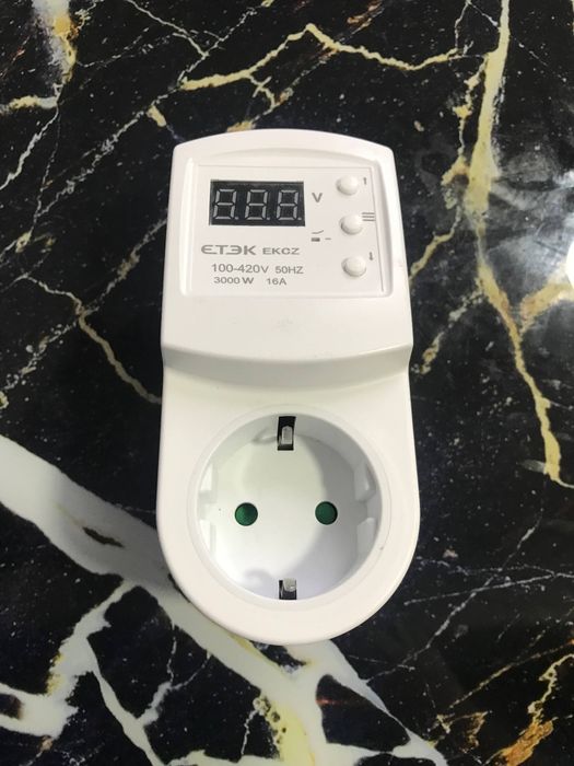 Реле напруги. Регульований захисний пристрій для розетки TOMZN TOSVA-1