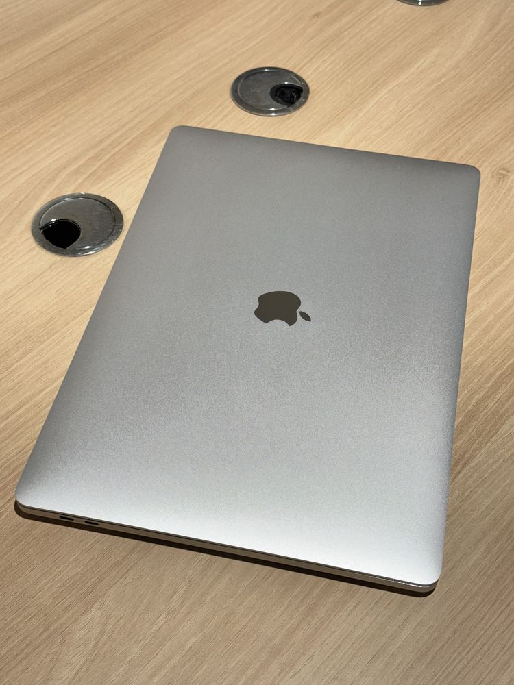 MacBook Pro 16" 2019 Silver / i9 / 64Gb / 8Tb SSD / Radeon Pro 8GB