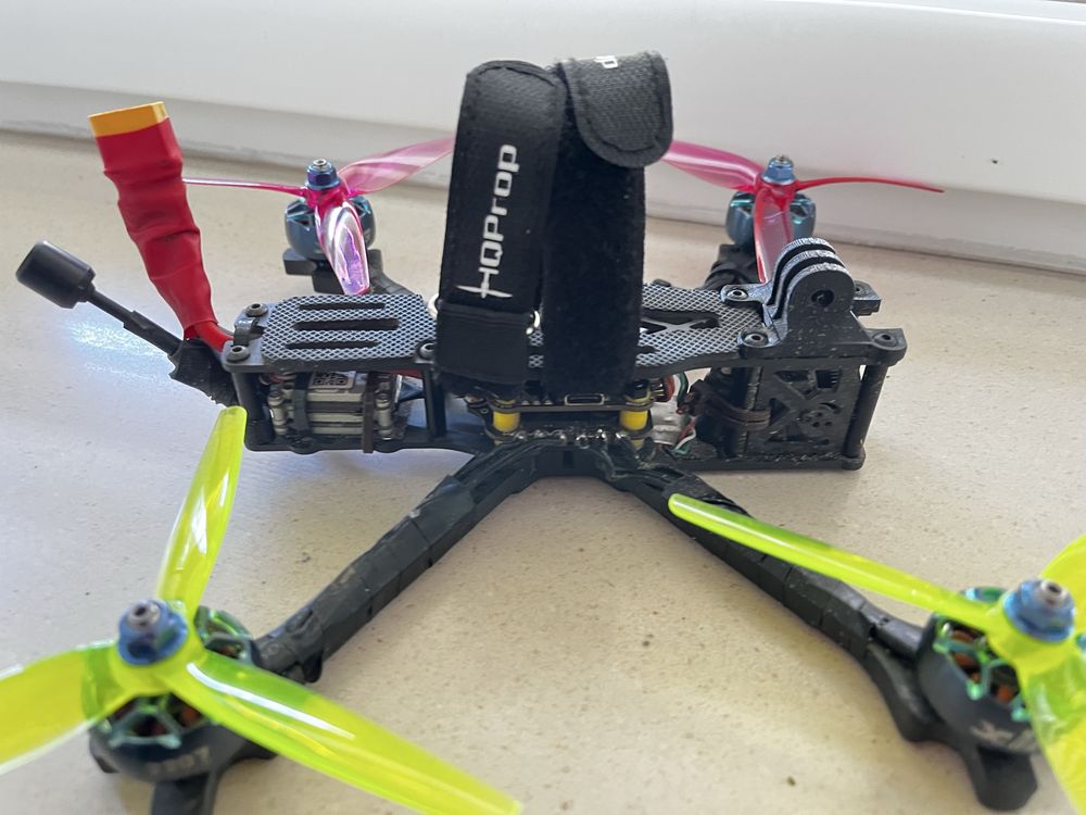 Dron FPV freestyle 5 inch cali TBS source one v5 DJI Runcam Phoenix HD