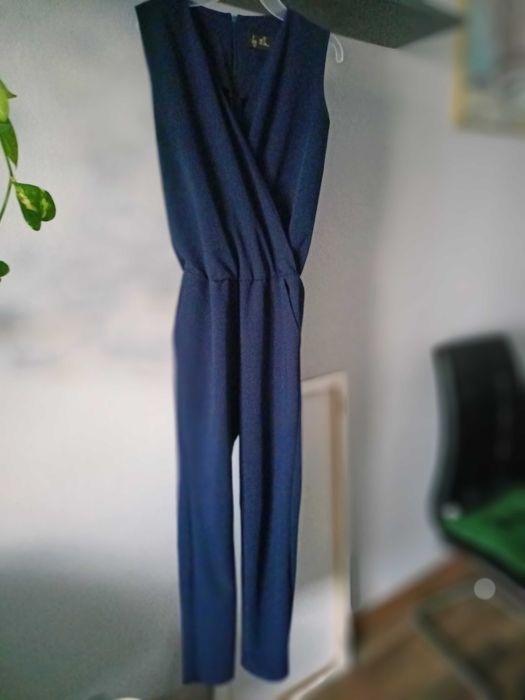 Granatowy kombinezon marki by me z kieszeniami rozmiar S