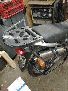 Kufer centralny Givi z mocowaniem Transalp