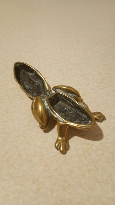 Mosieżna żaba popielniczka