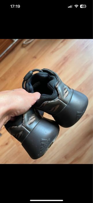 Adodas yeezy 700 v3 dark 37