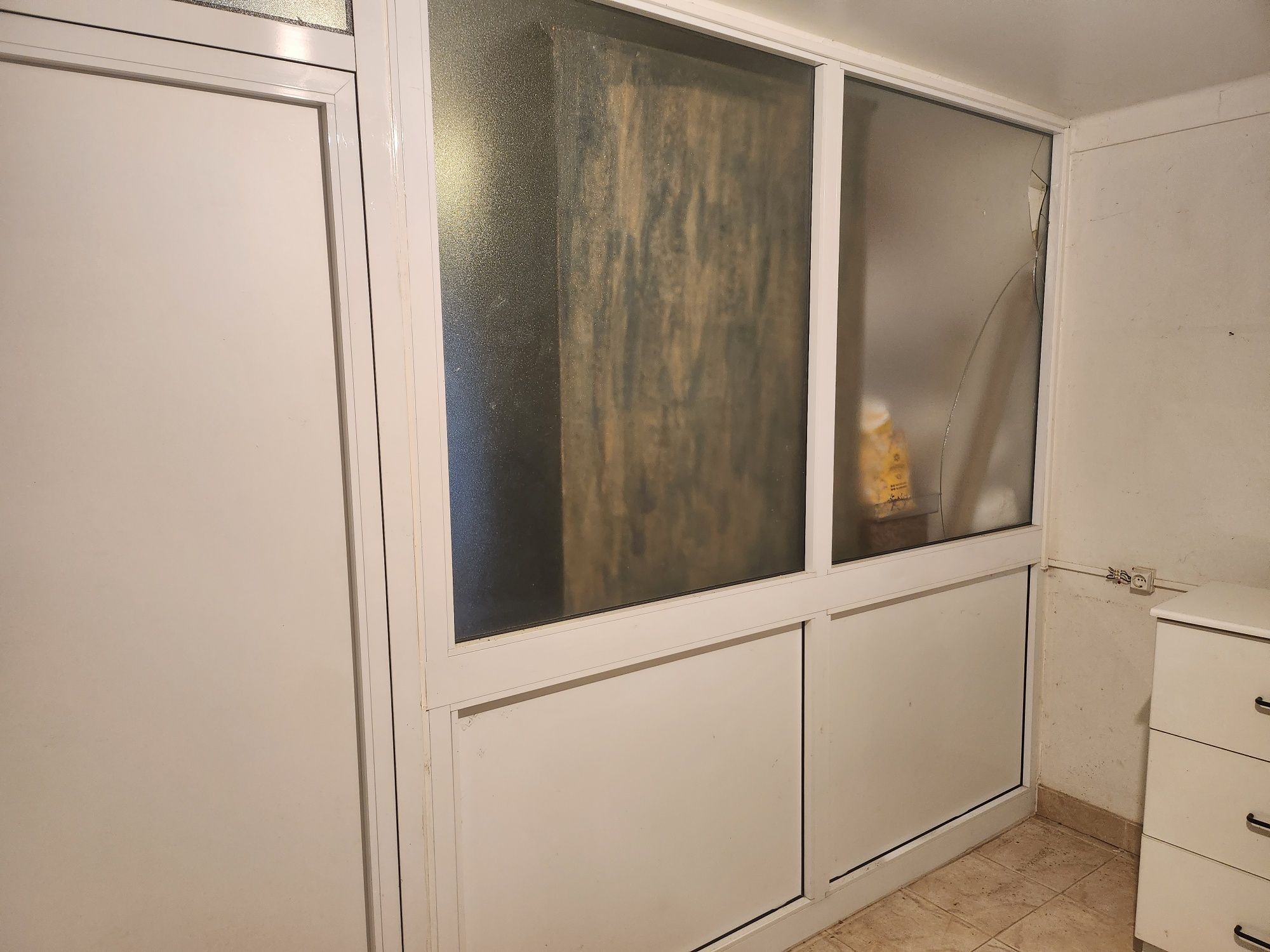 Divisória em Caixilharia de aluminio com porta de 95 x 200