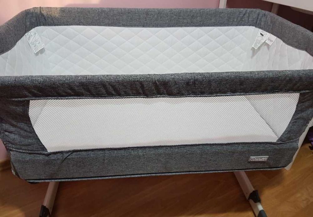 Berço de viagem cinza.