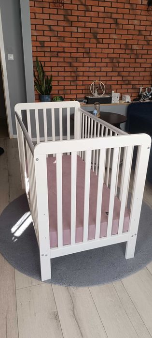 Łóżeczko niemowlęce z materacem