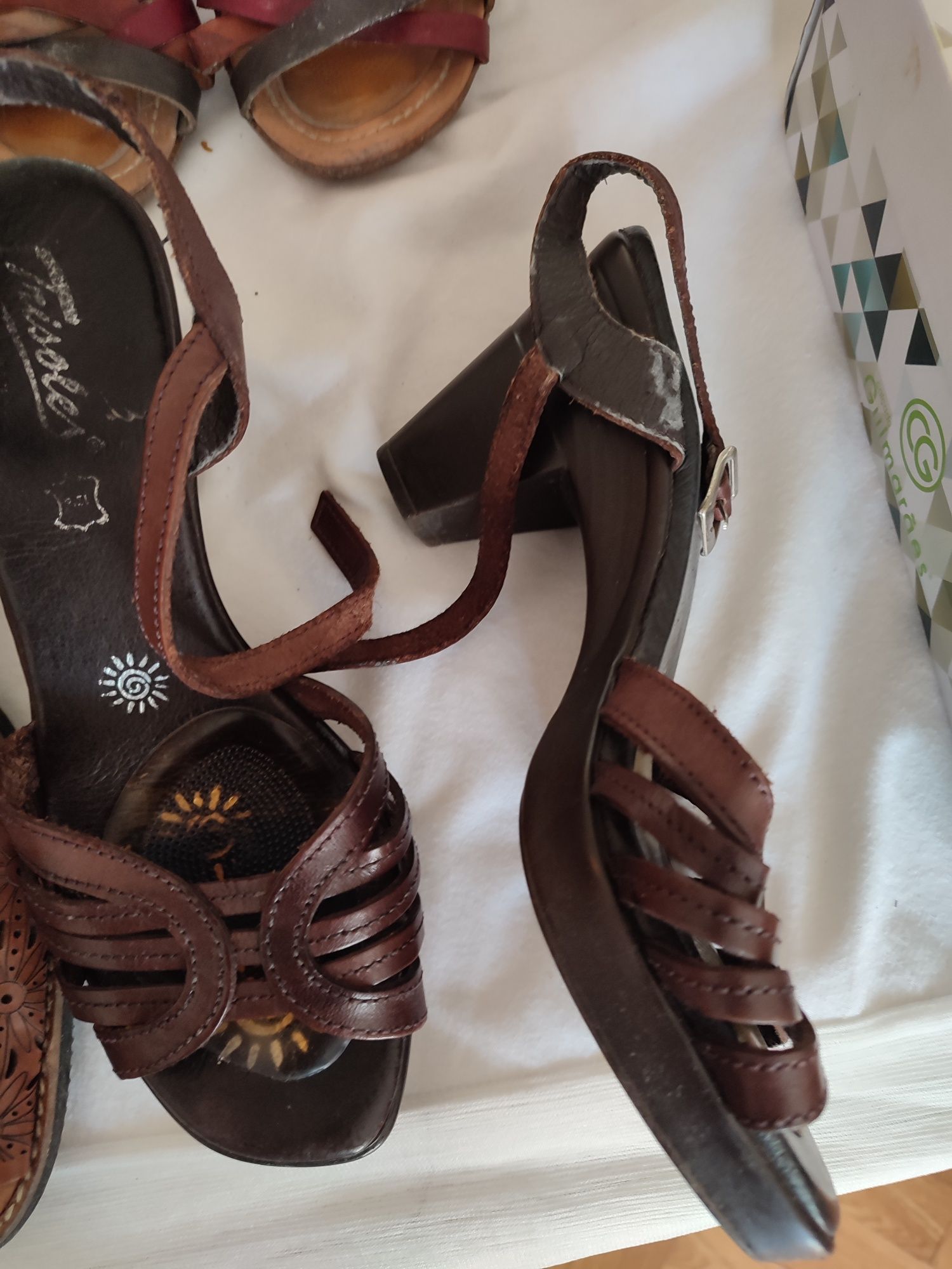 5 pares de sandálias