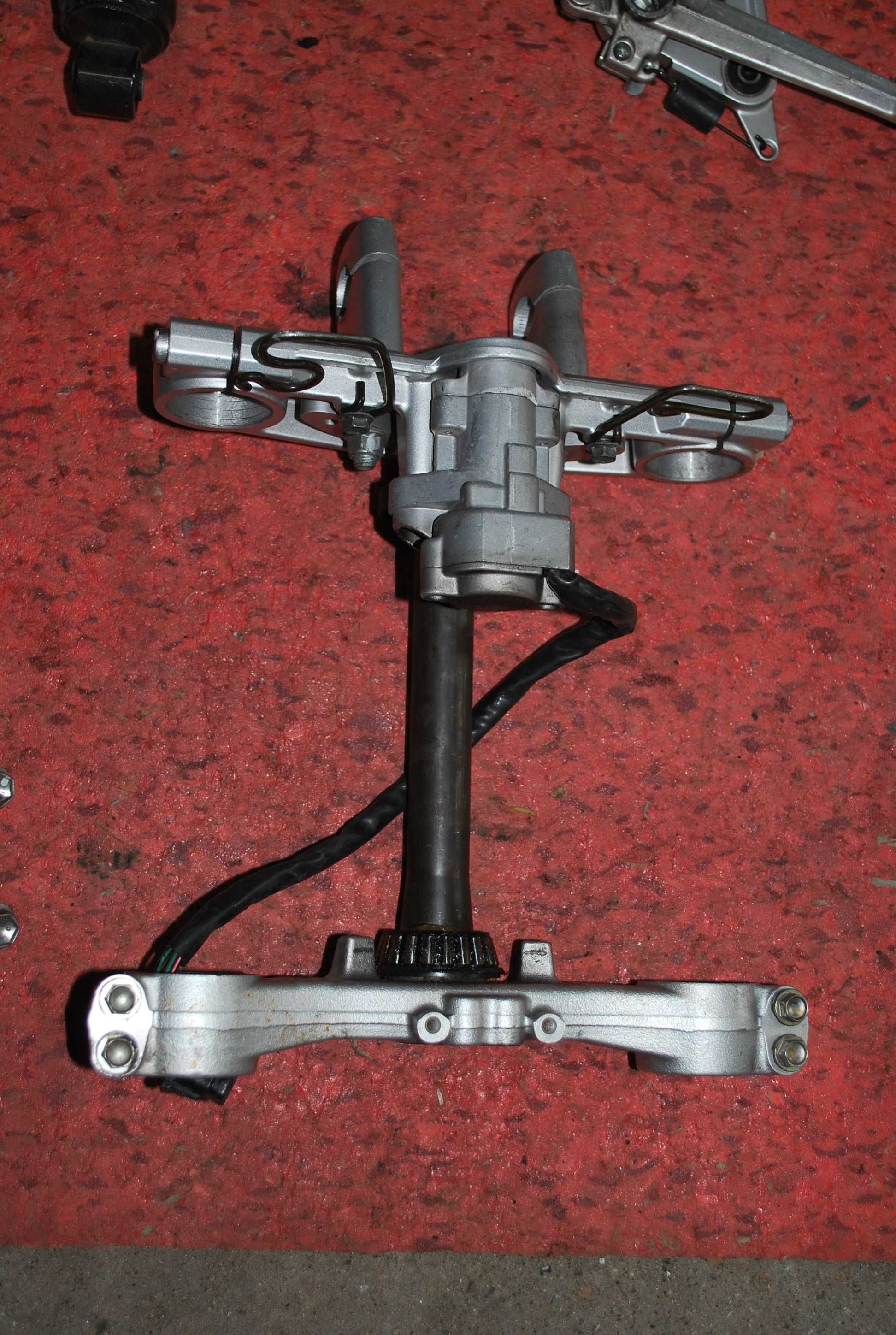 SUZUKI BANDIT 650 - 2009 część owiewki silnik lagi koło