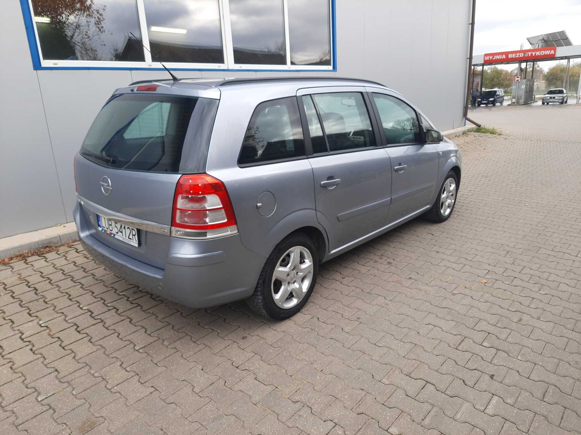 Ładny stan po lifcie benzyna 7 osobowy ważne opłaty