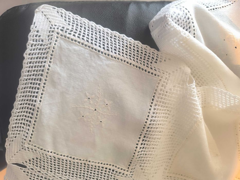 Toalha em crochê e linho