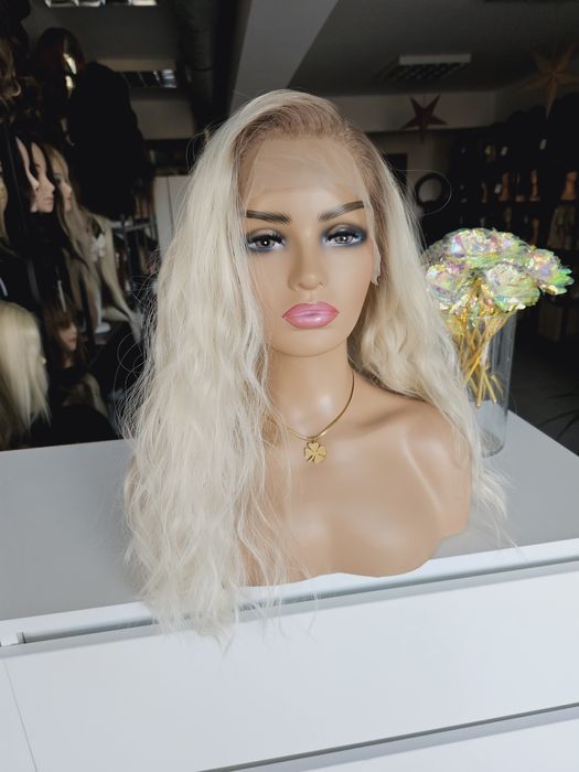 Peruka lace front fale jasny blond z odrostem Fibi naturalna fryzura