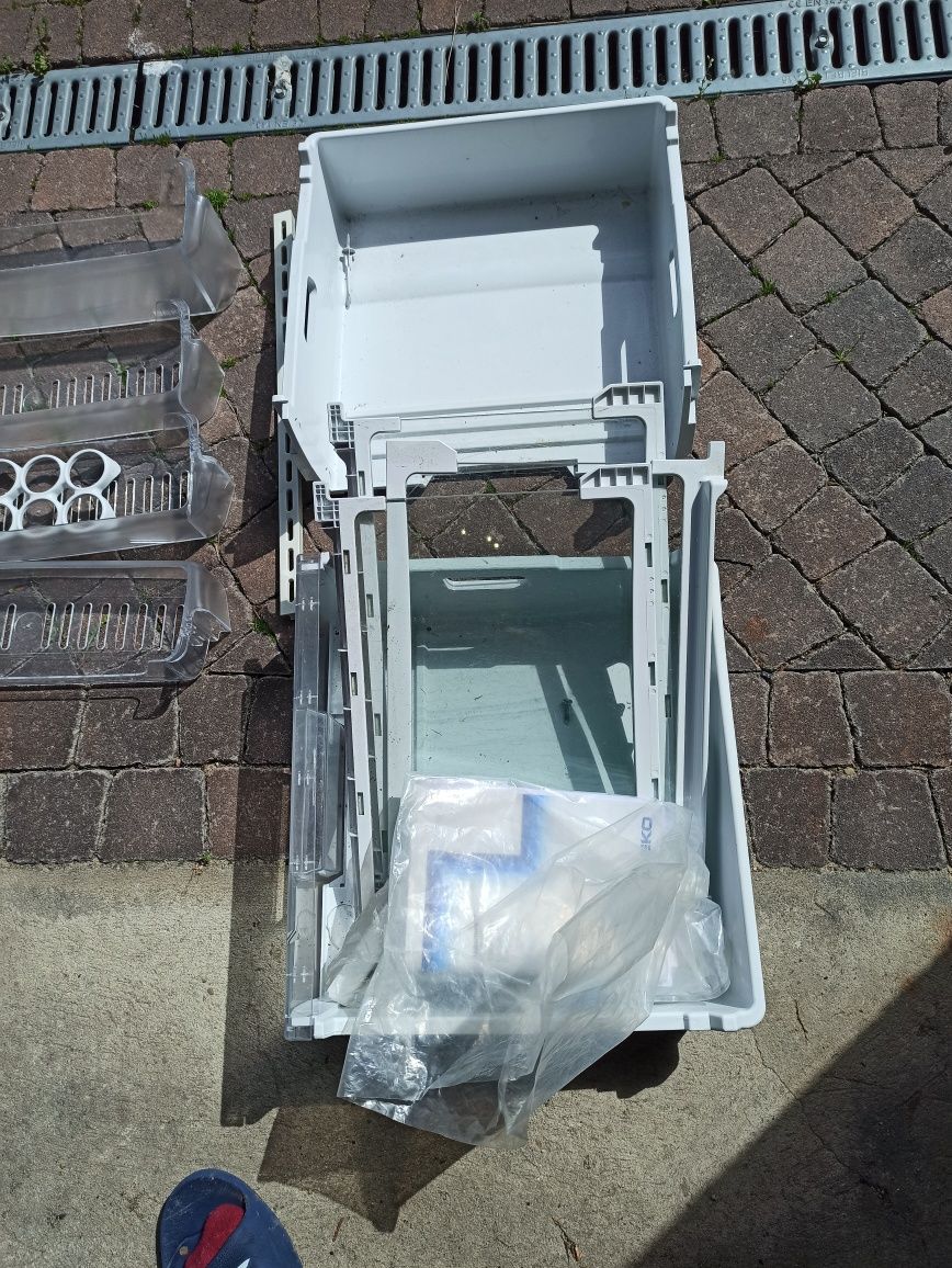 Komplet półek do lodówki Beko CBI 7702