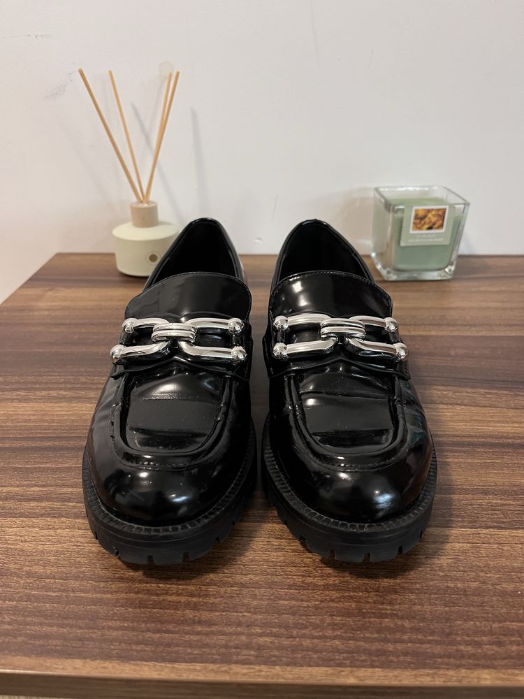 Mokasyny damskie lakierowane Zara
