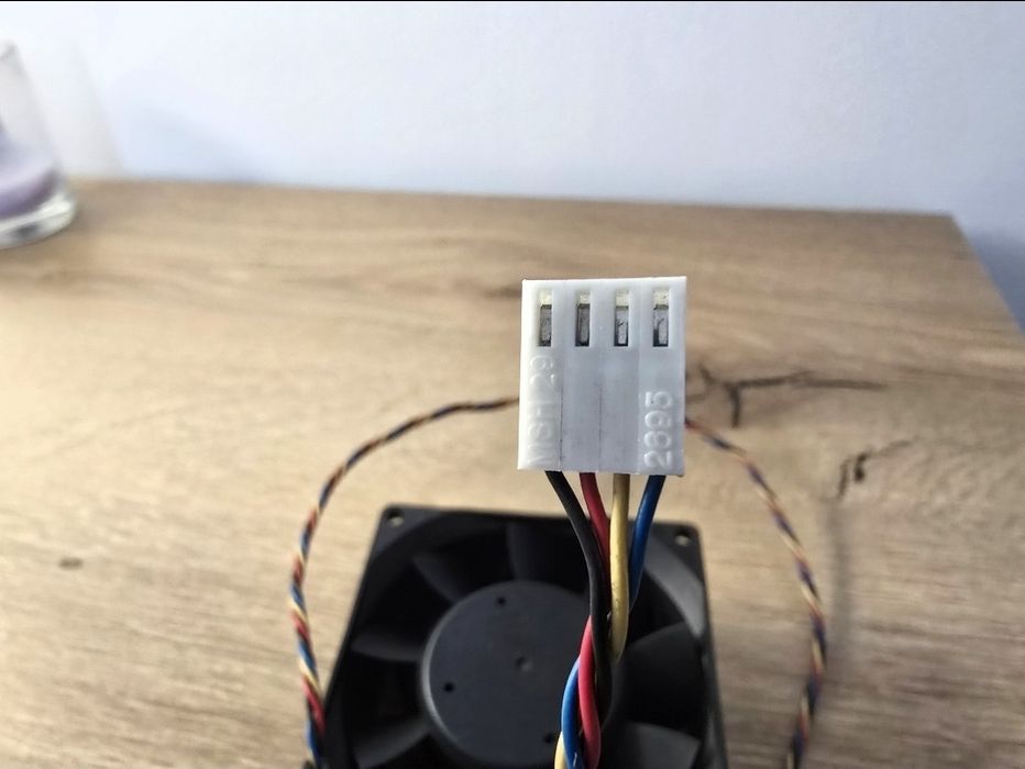 Мощный серверный вентилятор Delta PFC0812DE (12V, до ЗА).