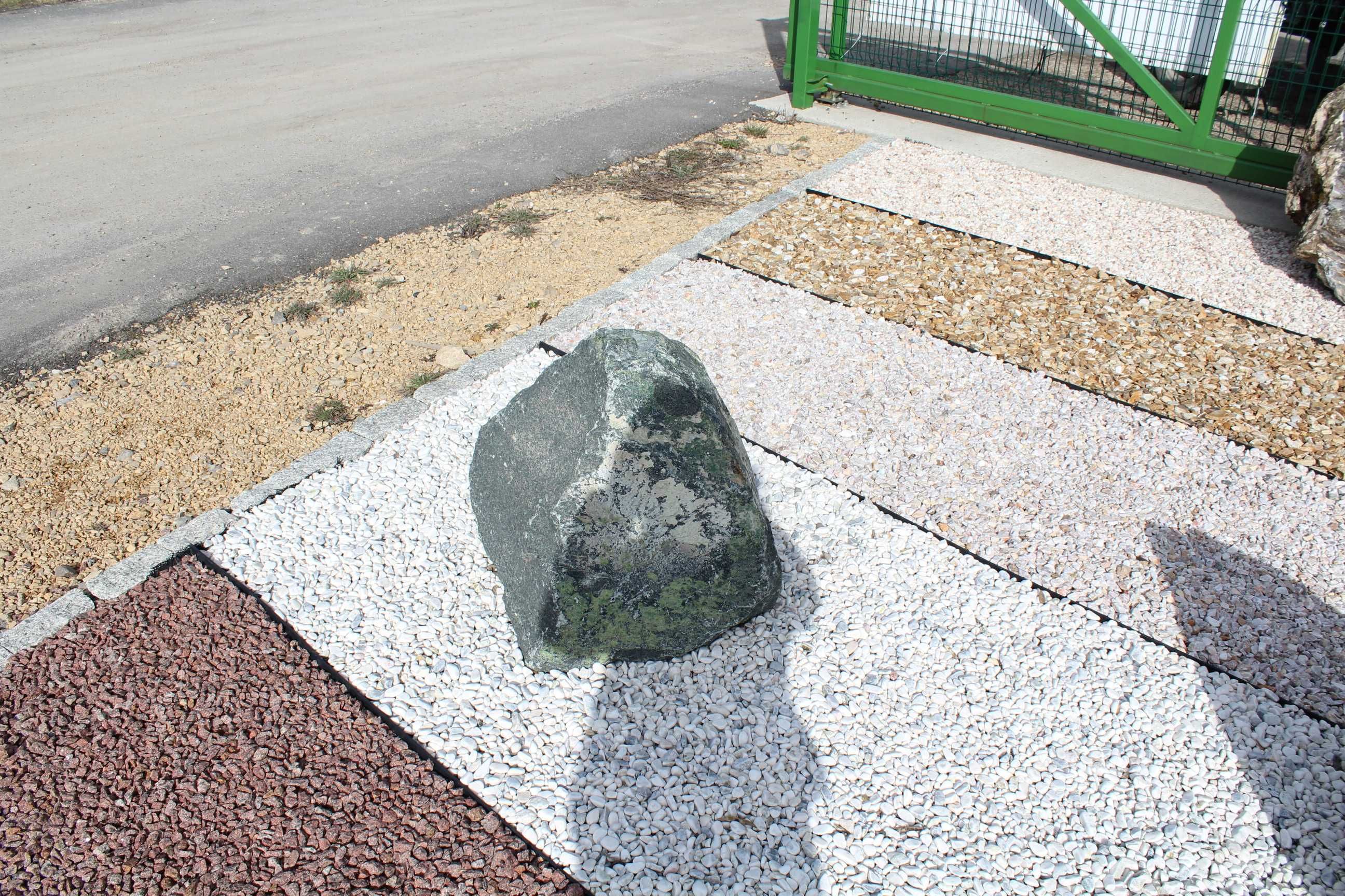 Bryły zielone serpentynitowe; kamień duży,głazy ogromne skalnik