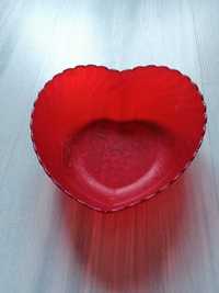 Czerwona miseczka salaterka w kształcie serca z motywem kiści winogron