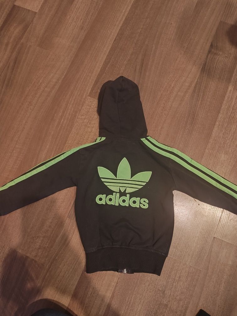 Dres adidas na 92 ale jest większy