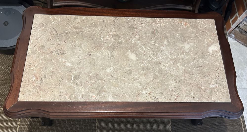 Mesa de sala de mogne com tampo de pedra