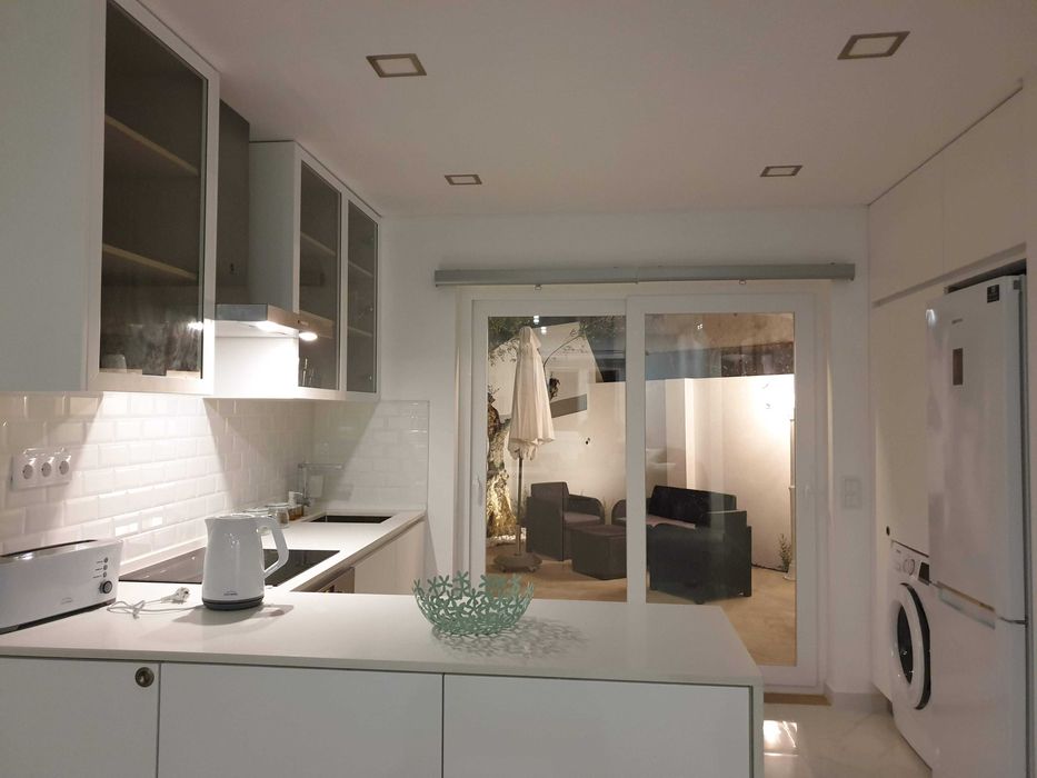 Moradia mobiliada charmosa/central. Almada velha. Pátio/jardim privado