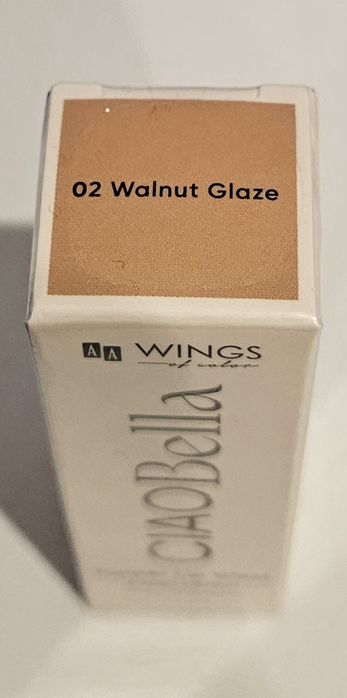Błyszczyk do ust, firmy AA Wings.