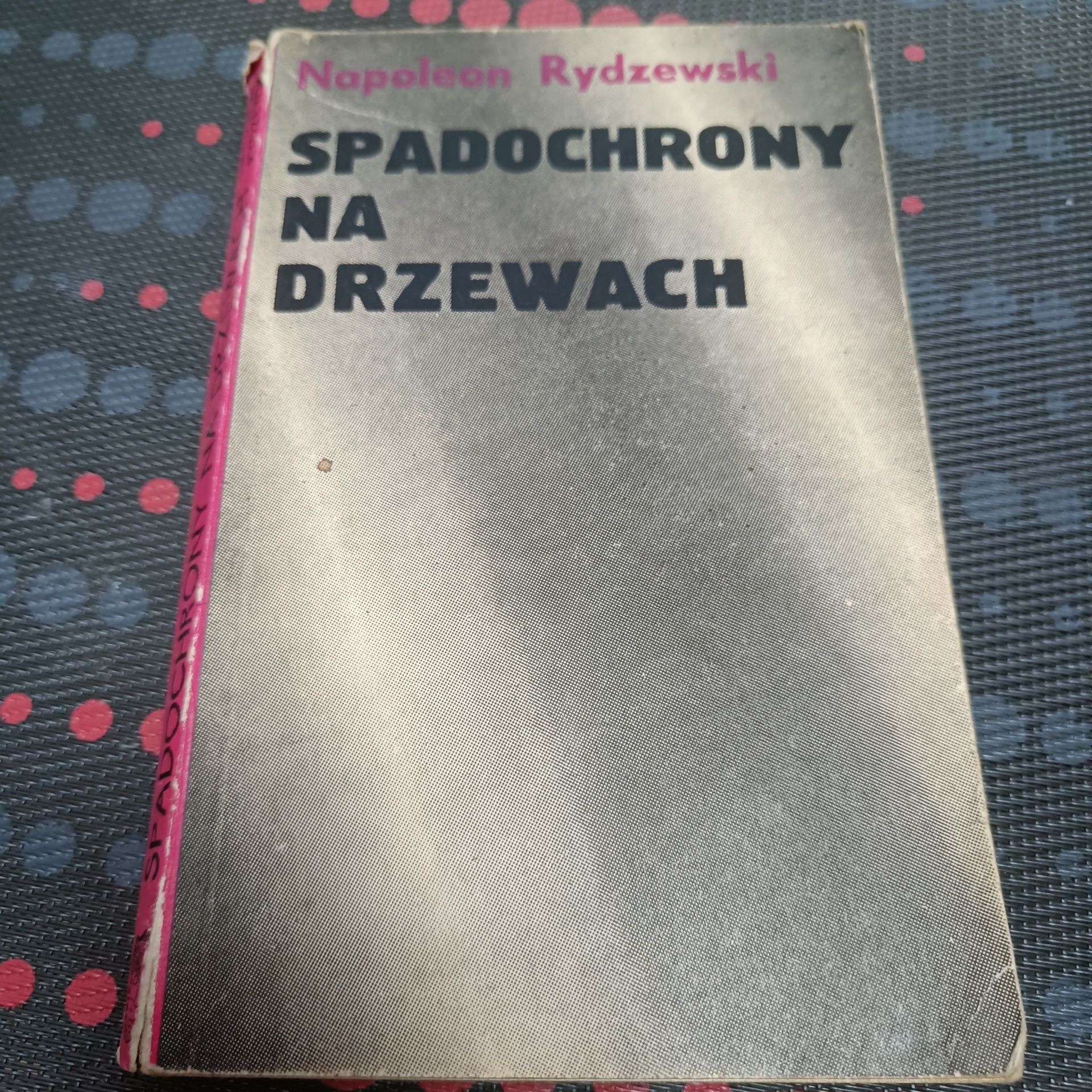 Książka spadochrony na drzewach Napoleon rydzewski