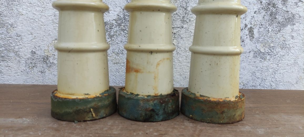 Lote de isoladores cerâmicos