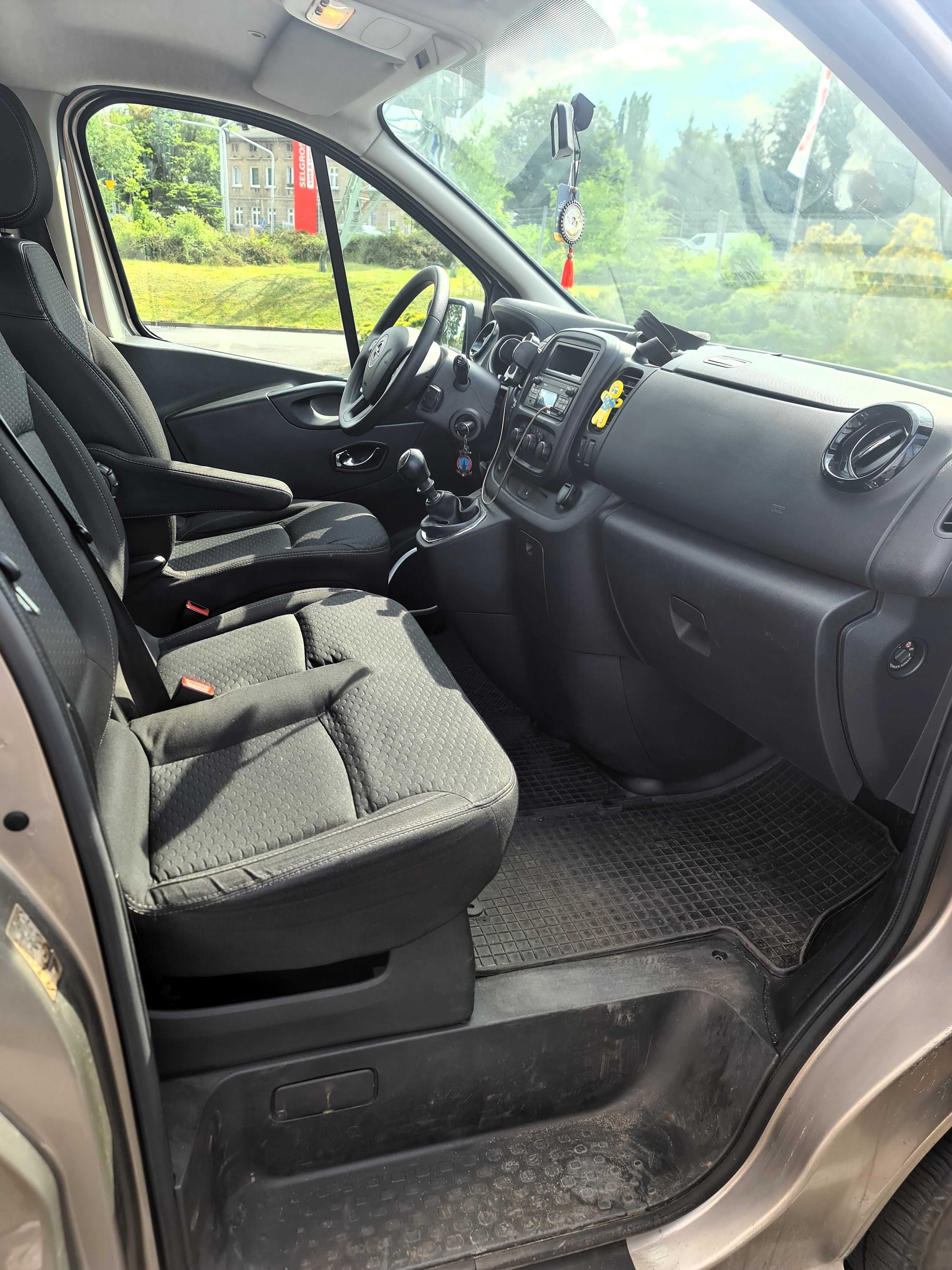 Wynajem bus Opel Vivaro 2017, 9-osobowy wersja Long