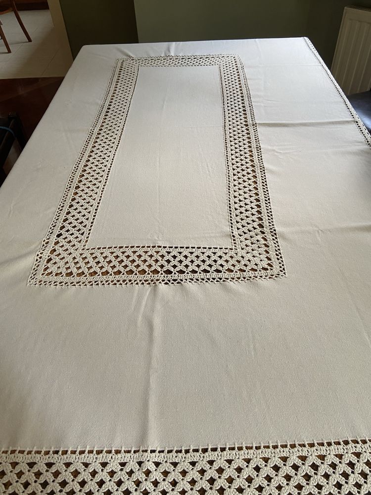 Obrus  150x210   z artystycznym , ręcznym  haftem
