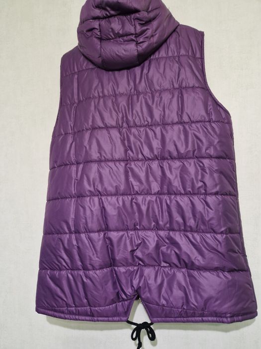 Жіноча жилетка з капюшоном яскравого коліру