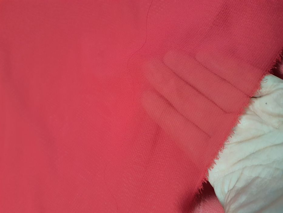 Żorżetka czerwona (przybrudzona) szer.146 cm.