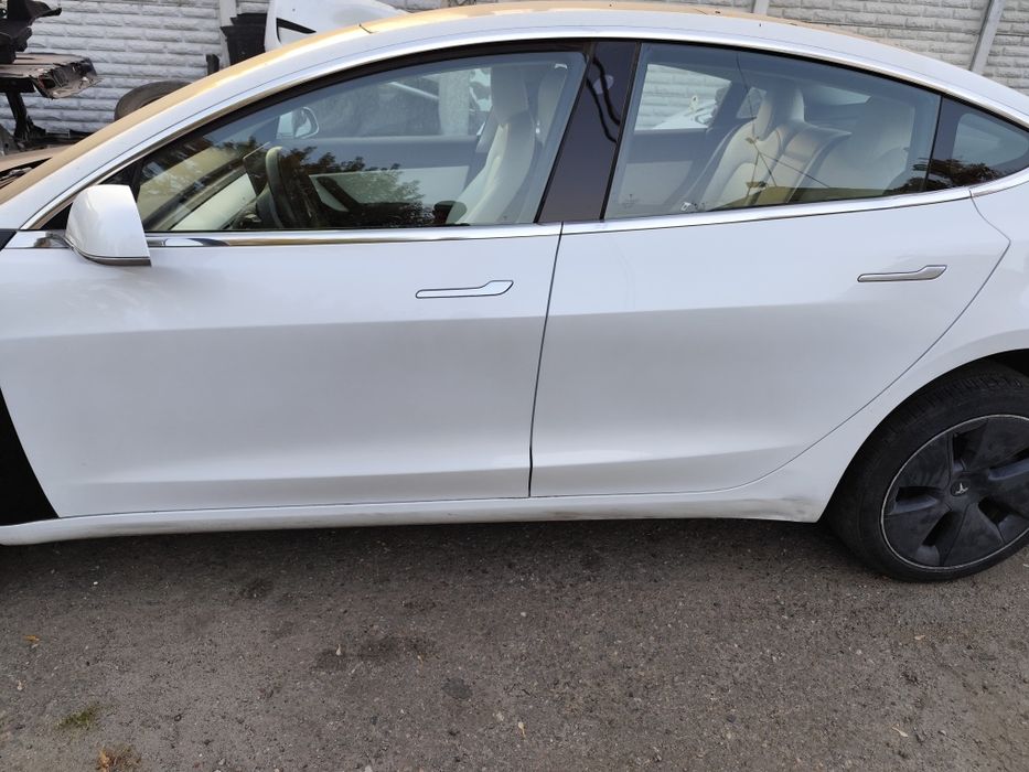 Двері в колір ідеал на Tesla model 3 Tesla model Y маю різні кольори