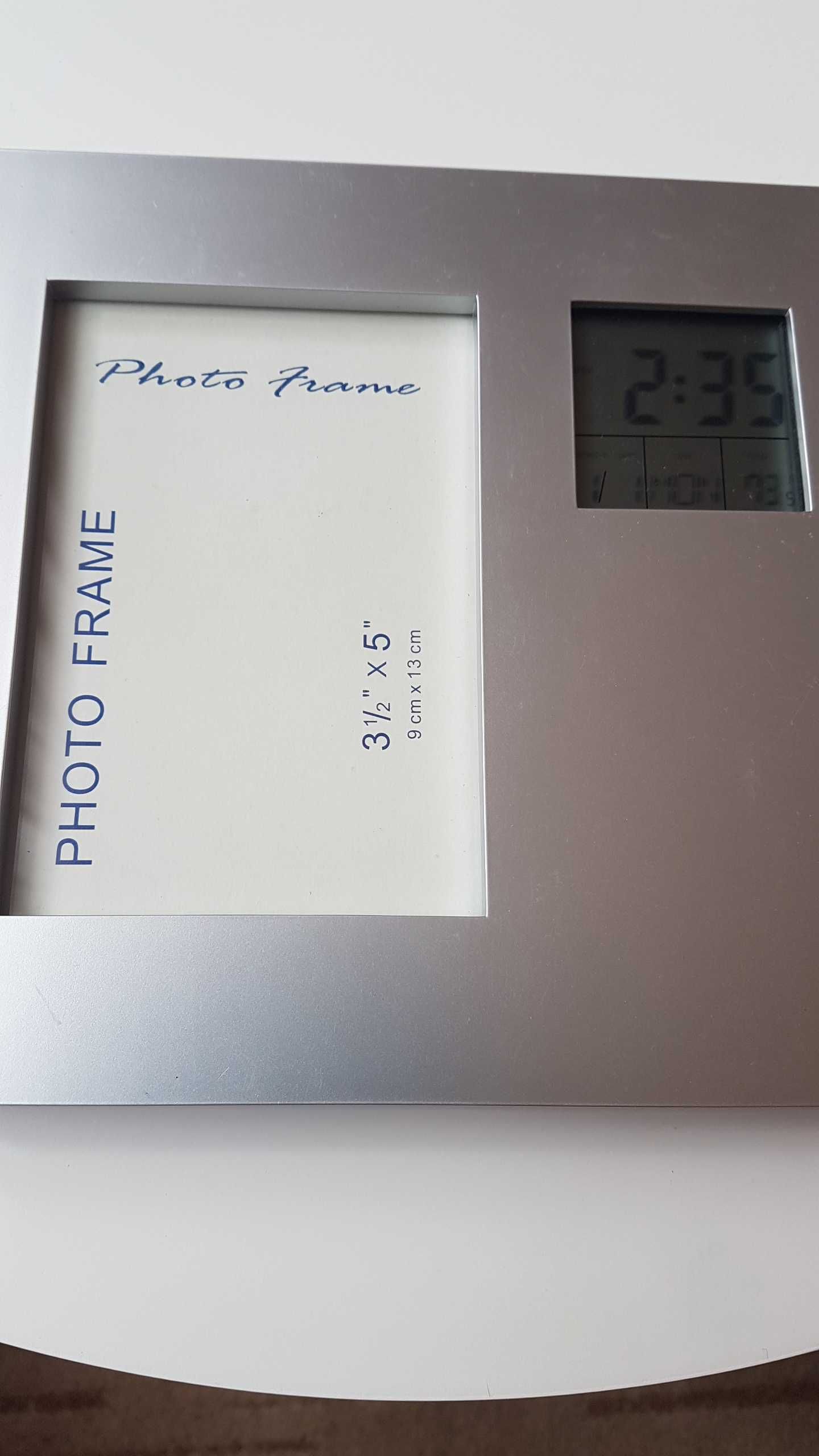 Ramka stojąca na zdjęcie z zegarem, datą i temperaturą