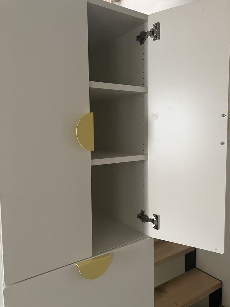 Szafa Smastad Ikea z wysuwaną szufladą i drążkiem