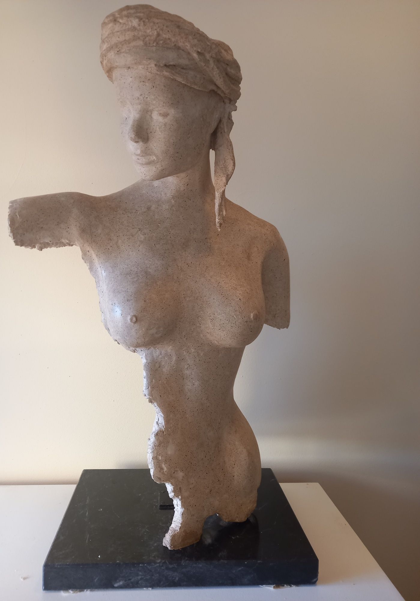 Escultura em Pedra, Silhueta Feminina