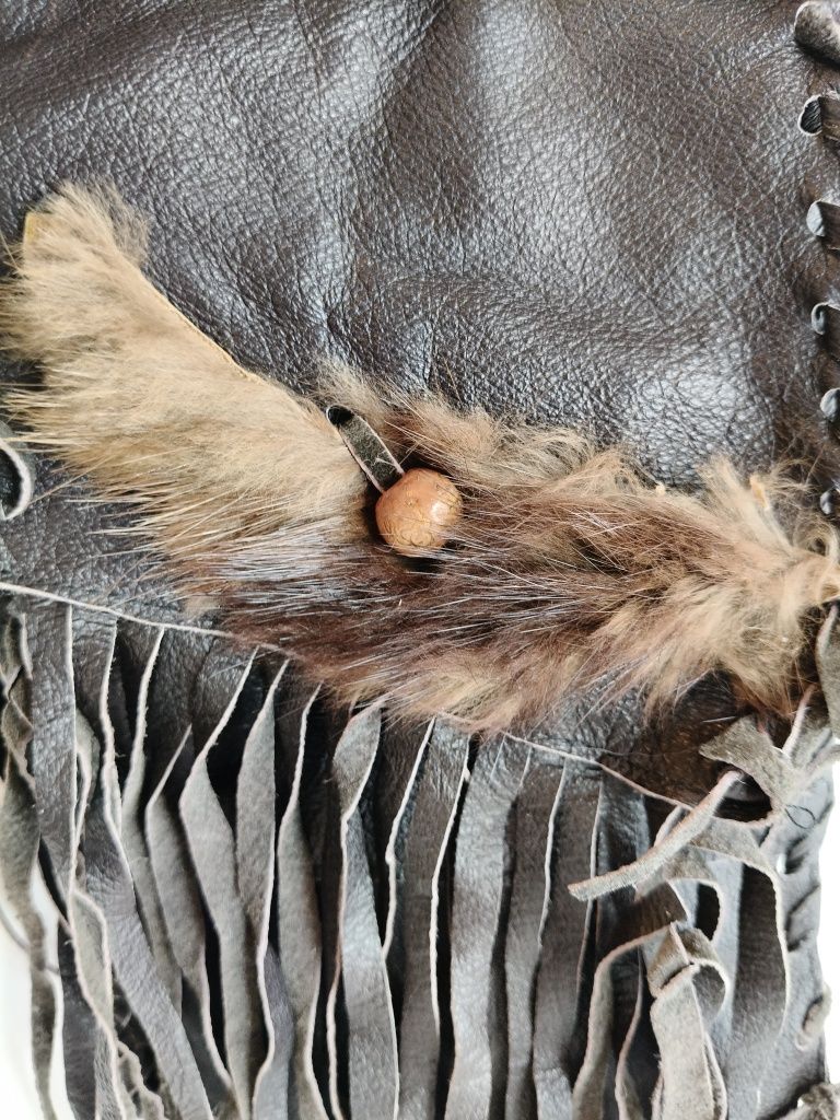 Skórzana torebka na szyję w stylu traperskie 25