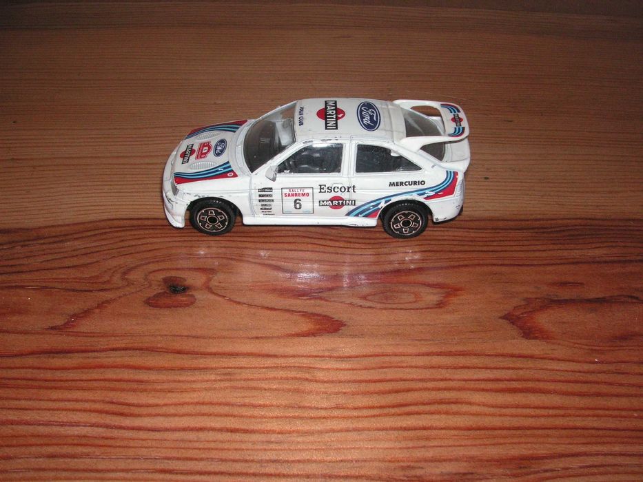 Carro Miniatura Burago Ford Escort RS Cosworth 1: 43 Rallye Sanremo