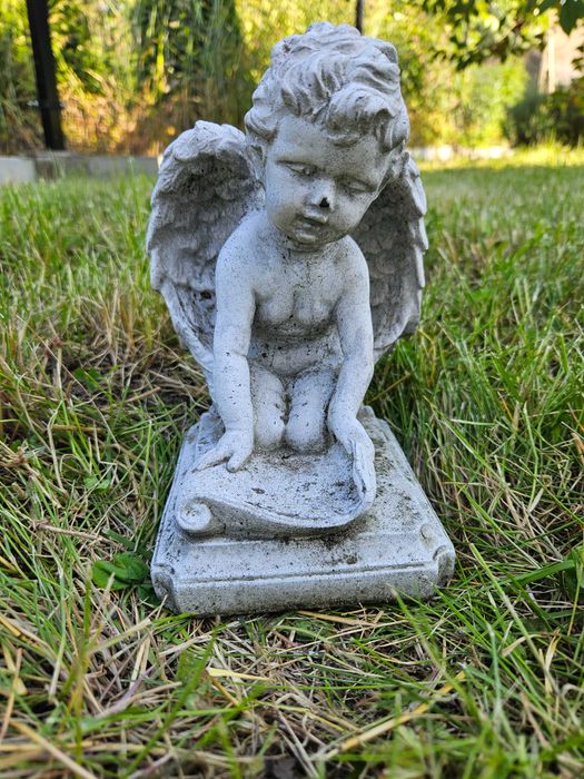Piękny aniołek z betonu na grób jako ozdoba  - Tanio