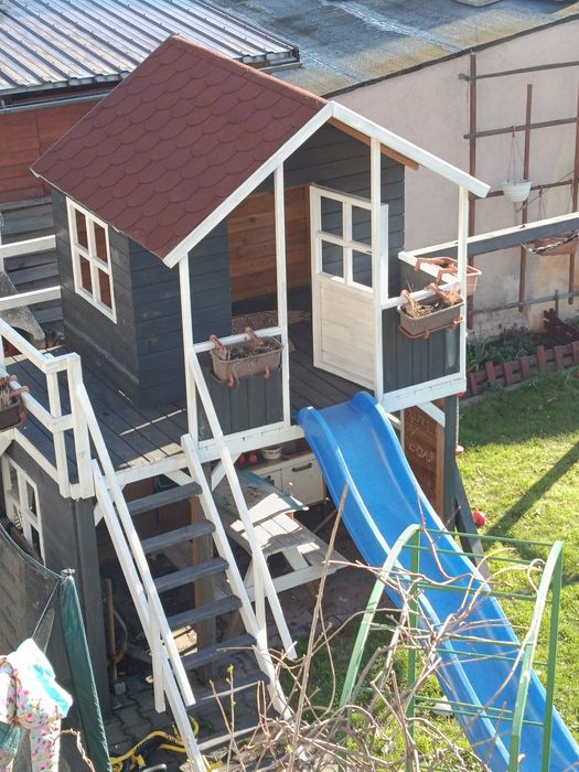 Plac zabaw - domek dla dzieci