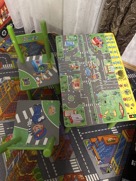 Дитячий стіл і стільці