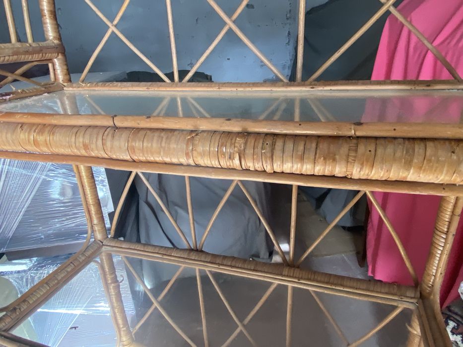 Armario em palhinha co parteleiras em vidro