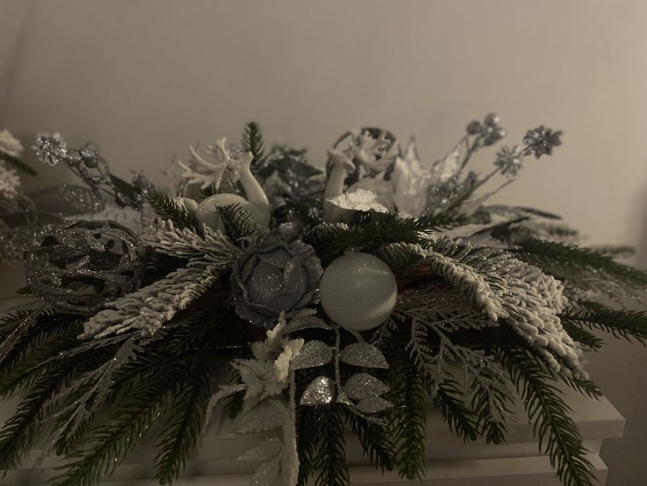 Świąteczny stroik z świecami – elegancja i blask złota