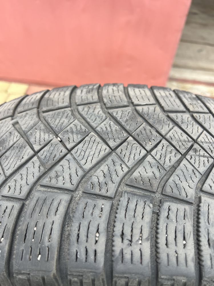 Вживана зимова гума / резина Pirelli R18 2 шт.