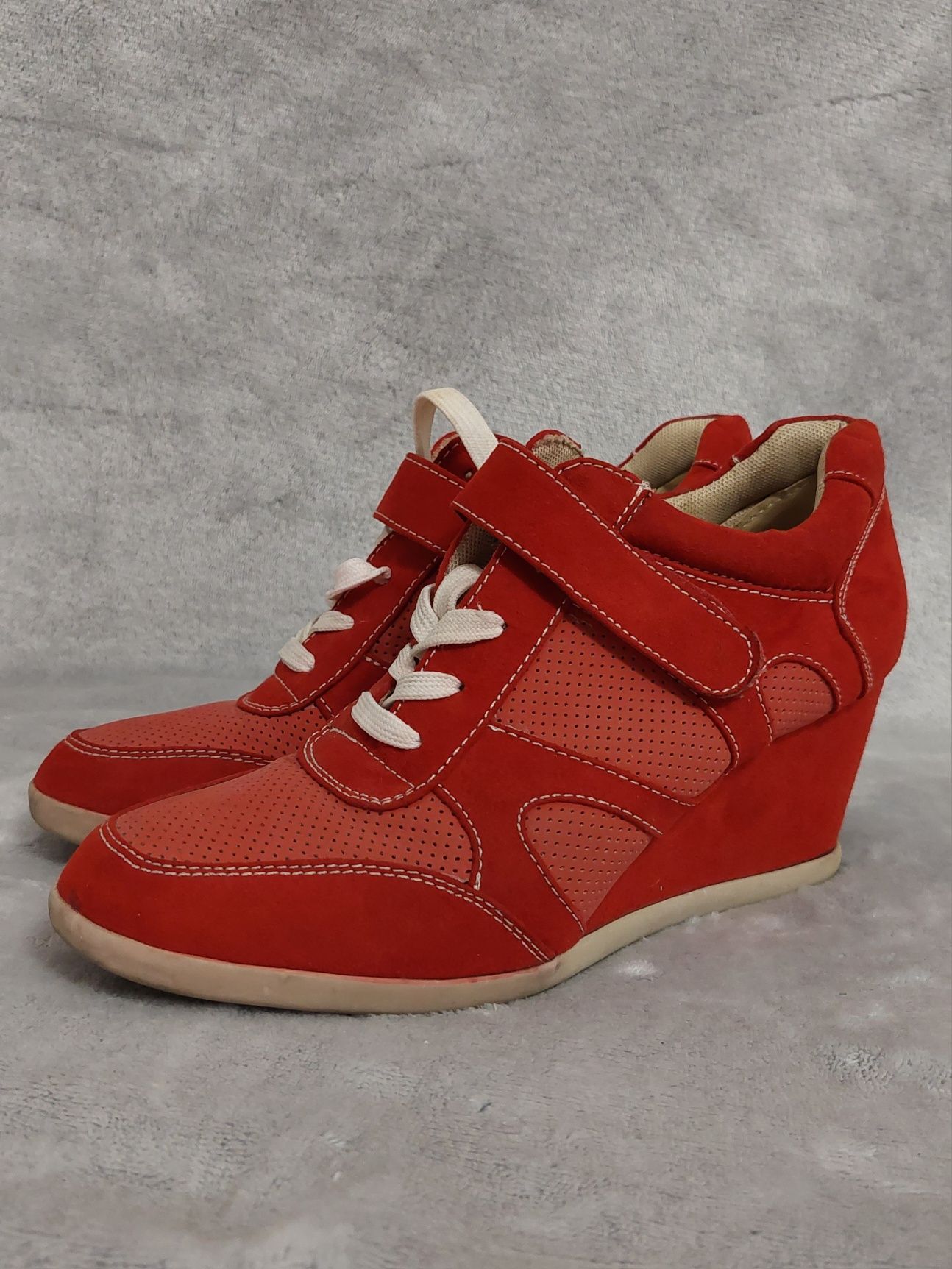 Czerwone sneakersy na koturnie Graceland 41