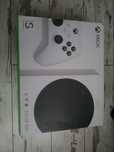 Xbox Series S konsola wraz z padem.