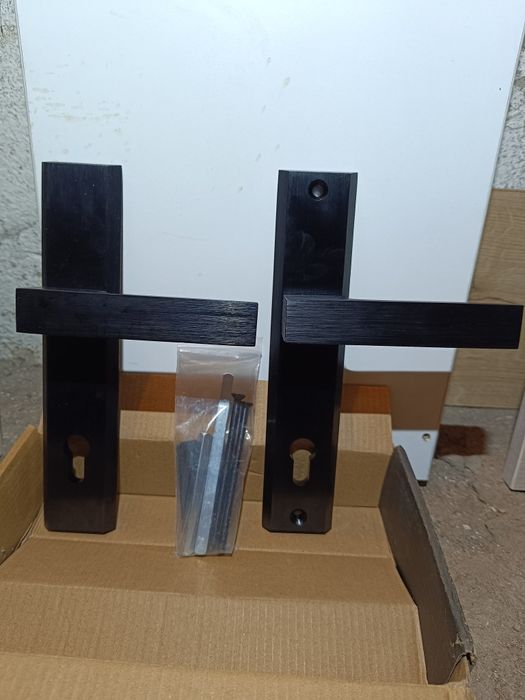 Klamka czarna do drzwi zewnętrznych 92mm