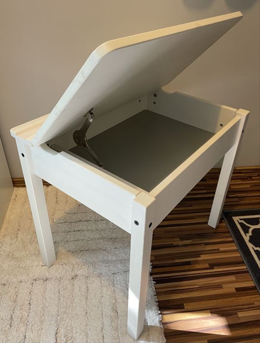 Biurko Sundvik i krzesłko Kritter IKEA dla dzieci