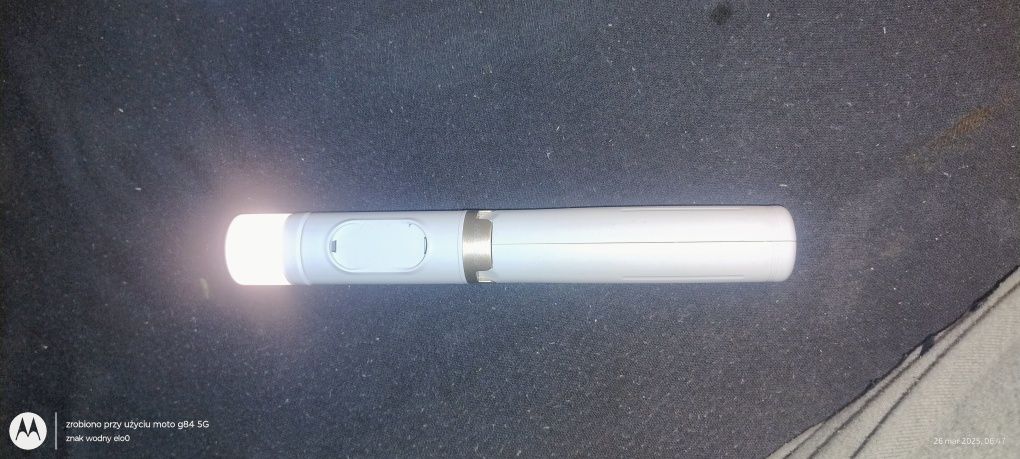 Kijek, stick 1m wysuwany do robienia selfie, posiada lampe LED pilot