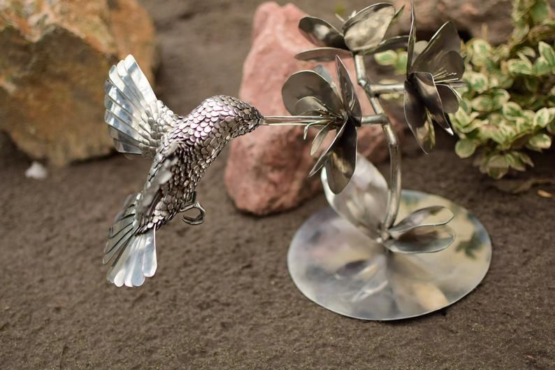 скульптура колибри в орхидеях ручной работы из нержавеющей стали